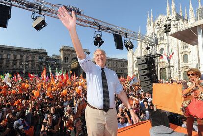 Giuliano Pisapia, tras ser elegido nuevo alcalde de Milán, se dirige a sus seguidores en la plaza del Duomo.