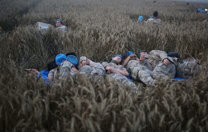 Varios soldados turcos se toman un descanso tras participar en las labores de rescate después de descarrilar un tren en Tekirdag (Turquía) en la madrugada de hoy, 9 de julio de 2018. El número de víctimas mortales del accidente ocurrido al descarrilar un tren el domingo en el noroeste de Turquía asciende a 24, informó hoy el ministro turco de Sanidad, Ahmet Demiracan.