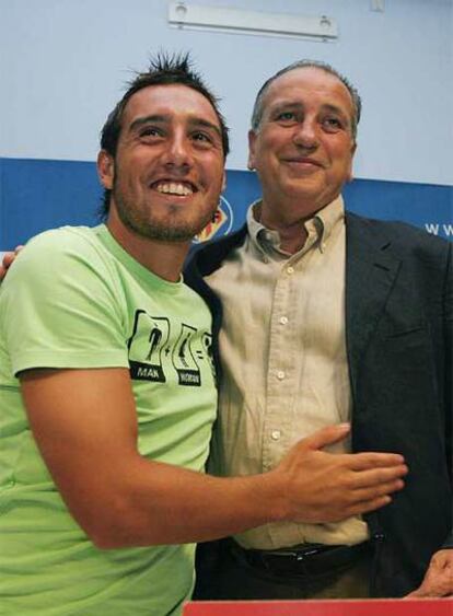 Cazorla y el presidente del Villarreal, Fernando Roig.