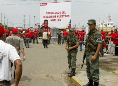 Soldados venezolanos observan el paso de seguidores chavistas en el puerto de Maracaibo.
