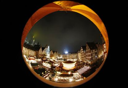 Mercado navideño en Frankfurt, 27 de noviembre de 2013. Foto tomada con una lente de ojo de pez.