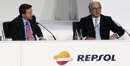 El presidente de Repsol, Antonio Brufau (derecha), y el consejero delegado, Josu Jon Imaz, durante la junta general de accionistas. 