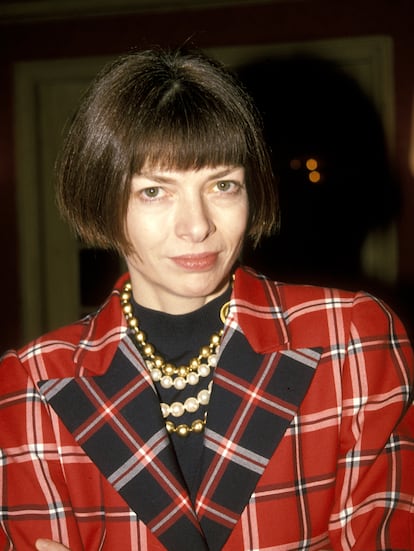 Anna Wintour comenzó hace más de treinta años a completar todos sus looks con collares de colores. No importa si se trata de un estilismo de noche para la gala MET, un día más en la oficina de Condé Nast o como espectadora de un partido de tenis, deporte al que es muy aficionada. Los collares van allá donde va Anna Wintour.