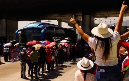 Maestros de la Coordinadora Nacional de Trabajadores de la Educación permiten el paso libre al ingreso de la caseta México-Cuernavaca, en Ciudad de México.