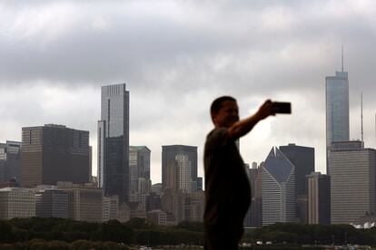 Un hombre se saca un selfie en Chicago.