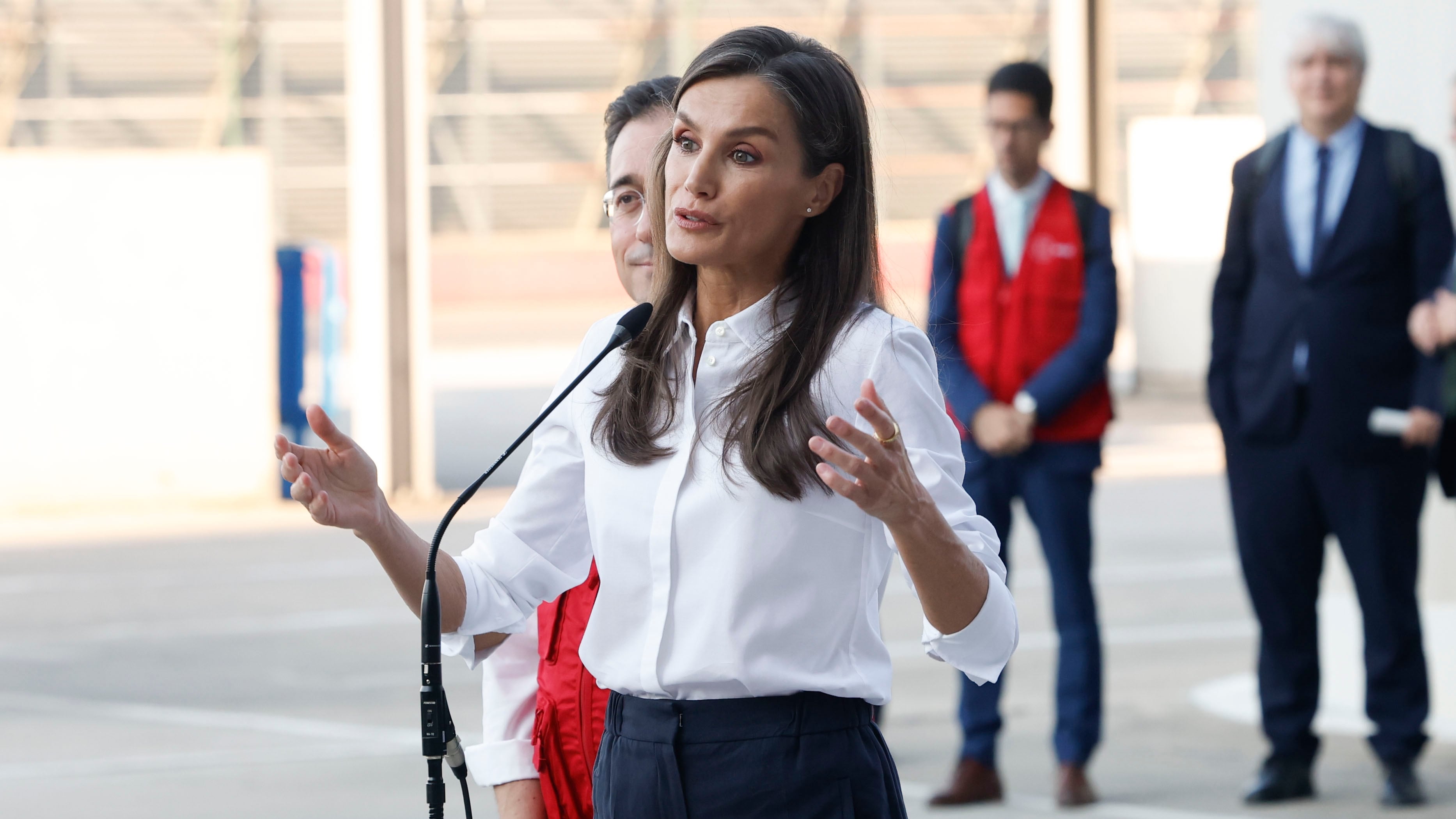 La reina Letizia despide a un equipo de médicos españoles que viaja a Venezuela para atender a las víctimas de los terremotos