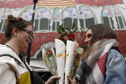 Dos jóvenes intercambian rosas durante el día de Sant Jordi en Barcelona.