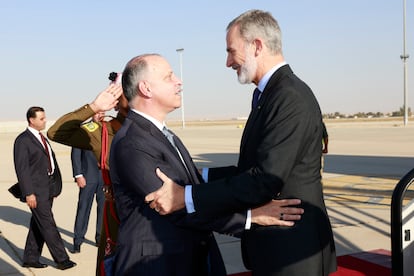 El rey Felipe VI es recibido por el príncipe jordano Faisal Bin Al Hussein (izquierda) a su llegada este sábado a Amán.