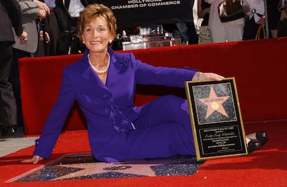 La juez Judy Sheindlin, en el Paseo de la Fama de Hollywood, en Los Ángeles, en 2006.