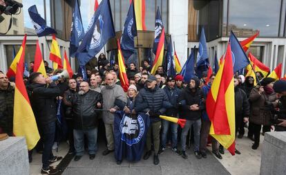 Simpatizantes del grupo de ultraderecha Hoga Social Madrid intentan evitar el desalojo del edificio que han okupado cerca de Col&oacute;n. 
