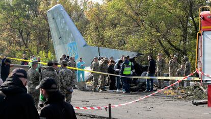 Equipos de emergencia inspeccionan este sábado el lugar del accidente de un avión militar An-26 cerca de la ciudad ucraniana de Chuguev (este)