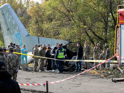 Equipos de emergencia inspeccionan este sábado el lugar del accidente de un avión militar An-26 cerca de la ciudad ucraniana de Chuguev (este)
