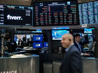 Operadores en el parqué de la Bolsa de Nueva York, el 16 de febrero.
