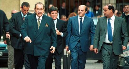 A la izquierda, Jesús Gil junto a Enrique Cerezo y Del Nido, que porta un maletín, llegan a la Audiencia de Málaga en marzo de 2000.