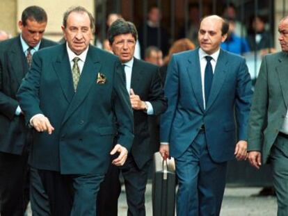 A la izquierda, Jesús Gil junto a Enrique Cerezo y Del Nido, que porta un maletín, llegan a la Audiencia de Málaga en marzo de 2000.