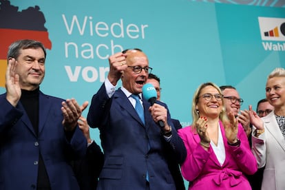 El líder de la CDU, Friedrich Merz, celebra los resultados de su formación, este domingo en Berlín.