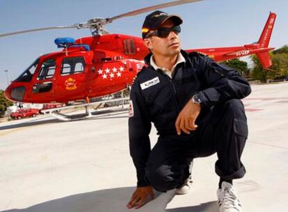 Jos Luis Cubeiro junto al helicptero de coordinacin de bomberos de la Comunidad de Madrid.