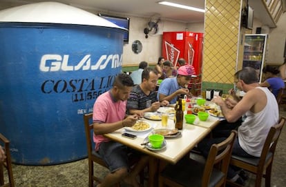 Clientes de restaurante de S&atilde;o Paulo dividem espa&ccedil;o com reservat&oacute;rio de &aacute;gua.