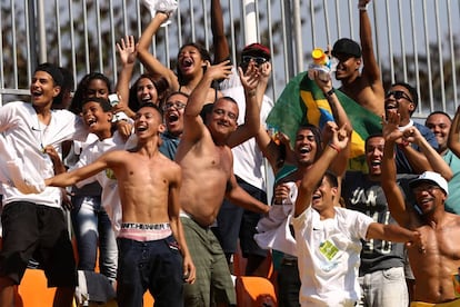 Espectadores da partida de rugby entre Austr&aacute;lia e Col&ocirc;mbia, neste s&aacute;bado. 