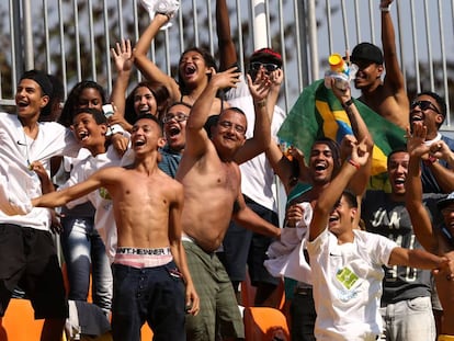 Espectadores da partida de rugby entre Austr&aacute;lia e Col&ocirc;mbia, neste s&aacute;bado. 