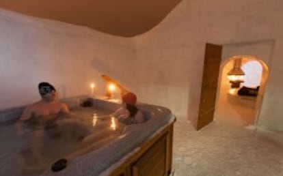 Una de las habitaciones del Hotel de Hielo de Quebec (Canadá).