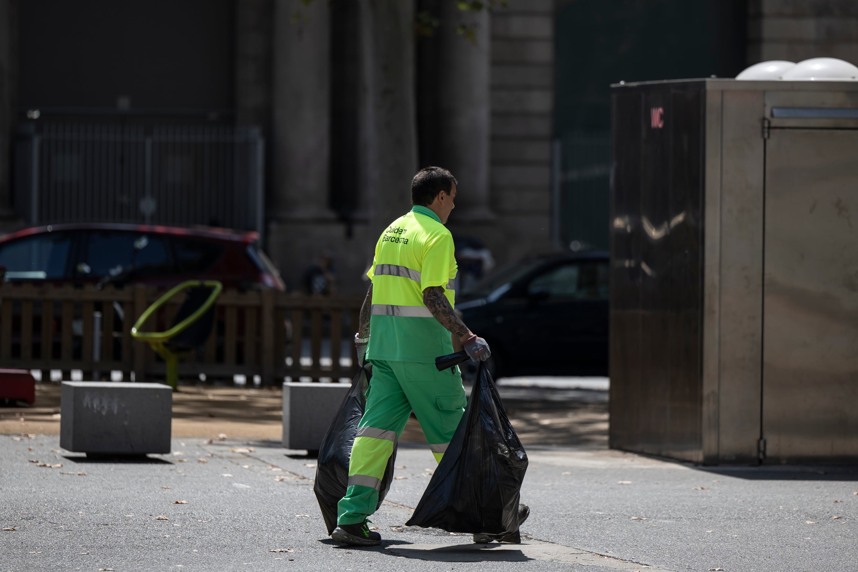 Un trabajador de la empresa de limpieza de Barcelona en la plaza Pla de Palau, el pasado 11 de agosto.