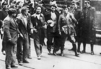 Trabajadores detenidos por la Guardia Civil y la Guardia de Asalto durante la Revolución de 1934 en Asturias.