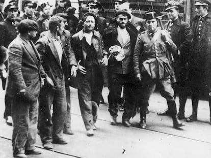 Trabajadores detenidos por la Guardia Civil y Guardia de Asalto durante la Revolución Asturiana, 1934.