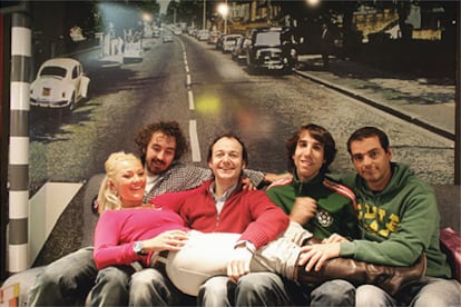 Los cinco integrantes de La Oreja de Van Gogh posan frente a una foto de Abbey Road (Londres), la misma que utilizaron The Beatles para la portada de uno de sus discos.
