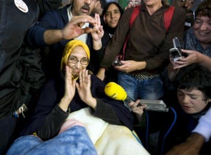 La activista saharaui Aminetu Haidar saluda a los medios al salir del hospital de Lanzarote