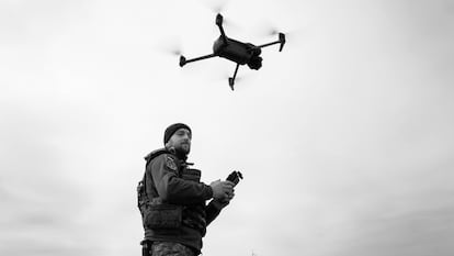 Un soldado ucranio manejando un dron en un entrenamiento en Mykolaiv en noviembre pasado.