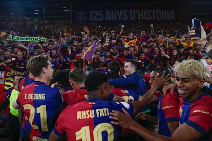 Los jugadores del F.C. Barcelona celebran con los aficionados la consecución del trofeo, tras ganar la final de la Copa del Rey ante el Real Madrid en el Estadio de la Cartuja, en Sevilla.

