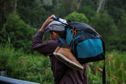 Un migrante camina por la carretera en el municipio de Álvaro Obregón (Estado de Chiapas), el 24 de abril.