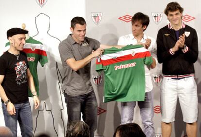 El cantante bilbaíno Fito Cabrales hace entrega a los jugadores del Athletic de Bilbao Pablo Orbaiz, David López y Fernando Llorente de la segunda equipación del equipo vizcaíno con motivo de la presentación de esta camiseta.