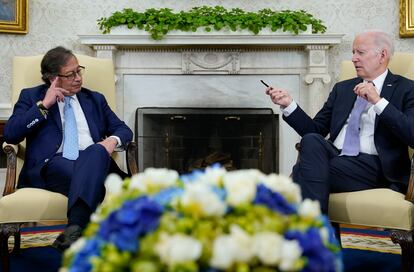 El presidente de Colombia, Gustavo Petro, conversa con el presidente de Estados Unidos, Joe Biden.