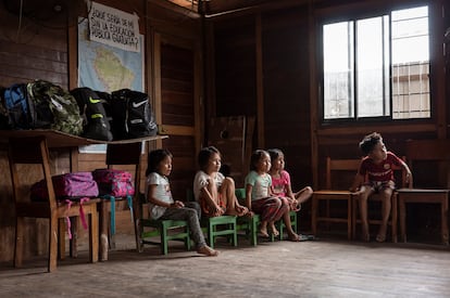 Un grupo de Ashishitos durante una reunión para la entrega de materiales escolares.