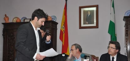 A la izquierda, Pedro Garijo, nuevo alcalde de Cúllar, en el momento de jurar su cargo.