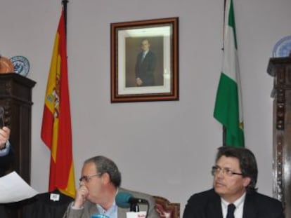 A la izquierda, Pedro Garijo, nuevo alcalde de C&uacute;llar, en el momento de jurar su cargo.