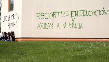 Pintada de protesta contra los recortes educativos en la Universidad Complutense de Madrid.