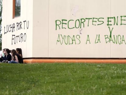 Pintada de protesta contra los recortes educativos en la Universidad Complutense de Madrid.