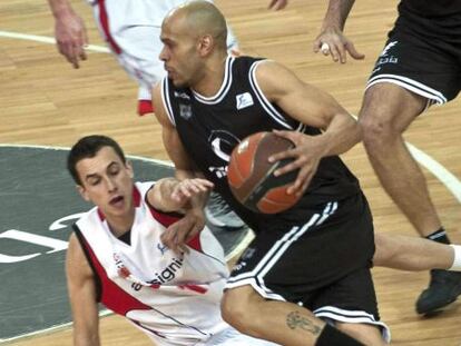 El base del Gescrap Bizkaia Josh Fisher intenta superar la defensa de un rival del Assignia Manresa.