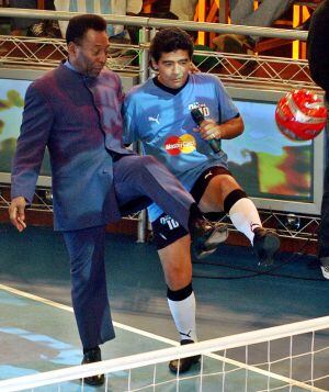 Maradona y Pelé, en el plató del programa de la televisión argentina 'La Noche del Diez', en 2005.