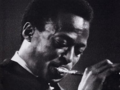 El trompetista y compositor de Illinois Miles Davis.