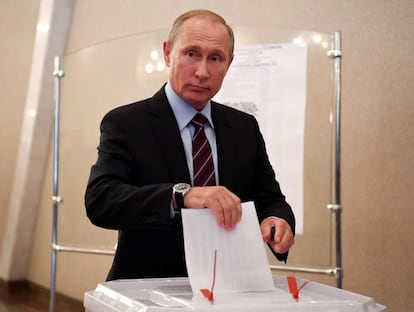 El presidente ruso, Vladímir Putin, depositando su voto en Moscú.