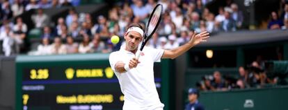 Federer devolve de revés durante o final.