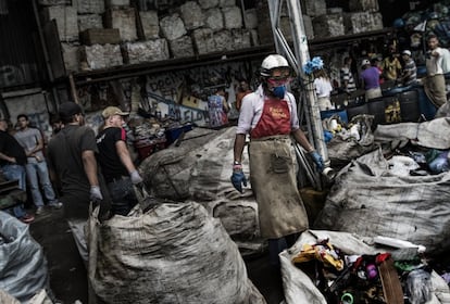 Un empleado de una cooperativa de reciclaje puesta en marcha por monjes franciscanos en São Paulo para dar trabajo a indigentes y reintegrarlos así en la sociedad. La ciudad brasileña produce ahora más basura que nunca debido al crecimiento de la clase media de los últimos años. São Paulo tiene unos 21 millones de habitantes y produce alrededor de 12 millones de toneladas de residuos al año. En esta urbe el oficio de basurero está oficialmente reconocido y protegido.