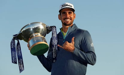 Cabrera-Bello con el trofeo del Abierto de Escocia.