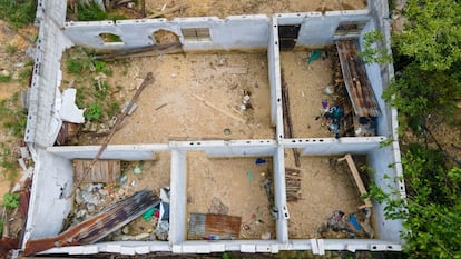 Vista aérea de una casa destruida en la vereda guatemalteca de Queja, que fue afectada por un deslizamiento de tierra provocado por las fuertes lluvias de los huracanes que azotaron recientemente Centroamérica.