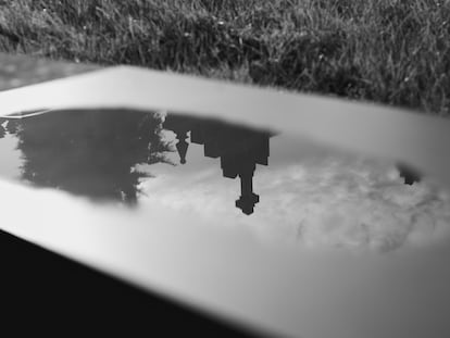 Un féretro en un cementerio.