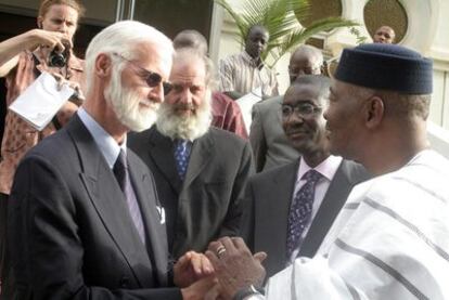 El presidente de Malí, Amadou Toumani Touré, con los ex rehenes canadienses Robert Fowler y Louis Guay.